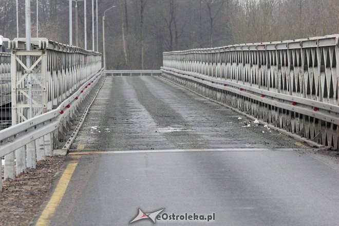 Most zastępczy po przeglądzie, ubytki asfaltu uzupełnione [26.01.2018] - zdjęcie #8 - eOstroleka.pl