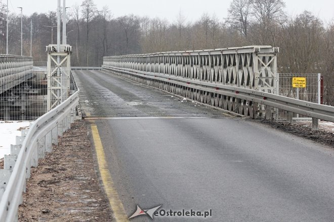 Most zastępczy po przeglądzie, ubytki asfaltu uzupełnione [26.01.2018] - zdjęcie #10 - eOstroleka.pl