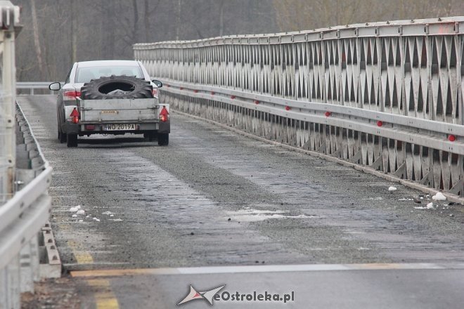 Most zastępczy po przeglądzie, ubytki asfaltu uzupełnione [26.01.2018] - zdjęcie #11 - eOstroleka.pl