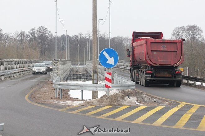 Most zastępczy po przeglądzie, ubytki asfaltu uzupełnione [26.01.2018] - zdjęcie #14 - eOstroleka.pl