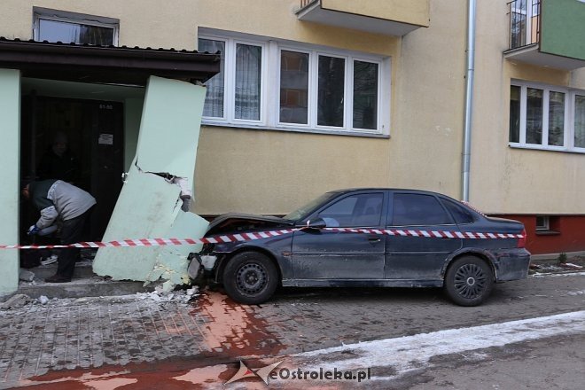 Kolizja przy Celulozowej: auto wjechało w klatkę schodową [27.02.2018] - zdjęcie #5 - eOstroleka.pl