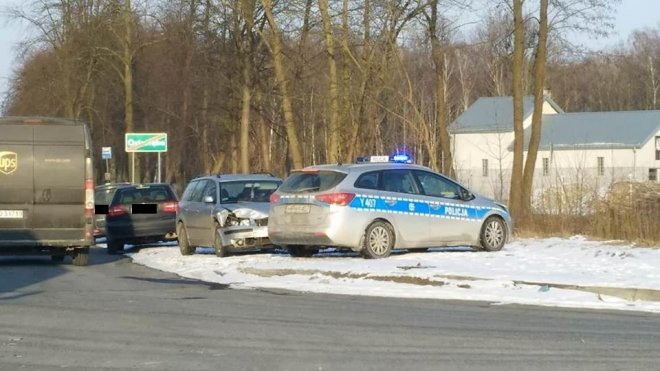 Zderzenie dwóch „osobówek” na skrzyżowaniu Ostrowskiej i Przemysłowej [02.03.2018] - zdjęcie #1 - eOstroleka.pl