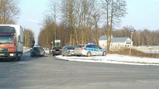 Zderzenie dwóch „osobówek” na skrzyżowaniu Ostrowskiej i Przemysłowej [02.03.2018] - zdjęcie #2 - eOstroleka.pl