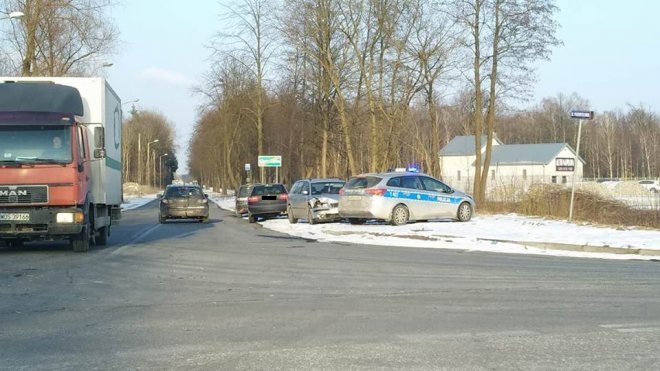 Zderzenie dwóch „osobówek” na skrzyżowaniu Ostrowskiej i Przemysłowej [02.03.2018] - zdjęcie #3 - eOstroleka.pl