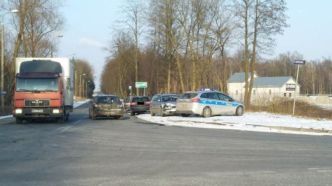 Zderzenie dwóch „osobówek” na skrzyżowaniu Ostrowskiej i Przemysłowej [02.03.2018] - zdjęcie #4 - eOstroleka.pl