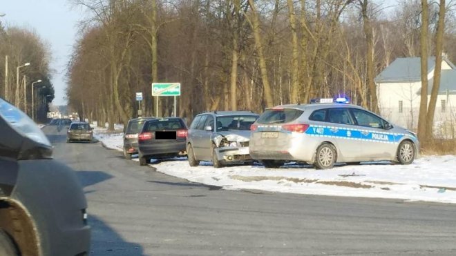 Zderzenie dwóch „osobówek” na skrzyżowaniu Ostrowskiej i Przemysłowej [02.03.2018] - zdjęcie #5 - eOstroleka.pl