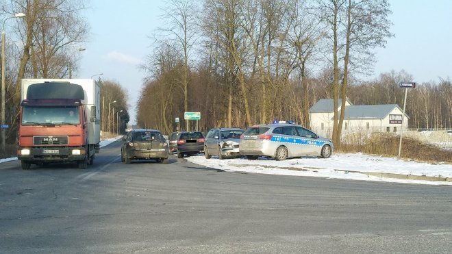 Zderzenie dwóch „osobówek” na skrzyżowaniu Ostrowskiej i Przemysłowej [02.03.2018] - zdjęcie #6 - eOstroleka.pl