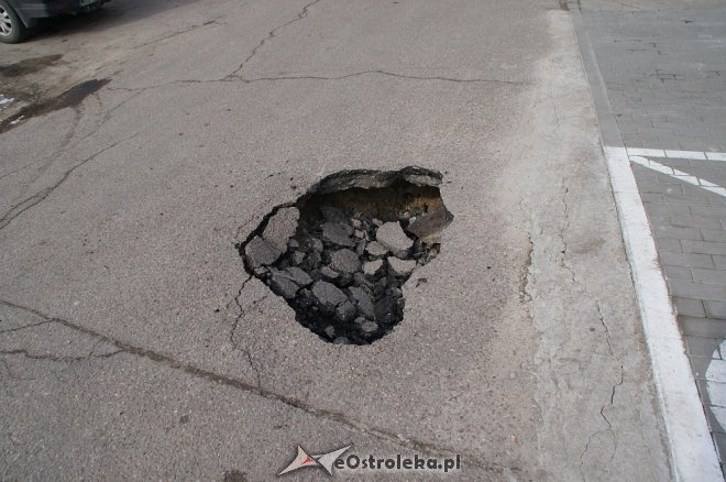 Interwencja Czytelnika: Gigantyczna dziura w nawierzchni parkingu przy Madalińskiego [06.03.2018] - zdjęcie #1 - eOstroleka.pl