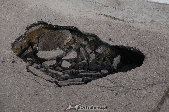 Interwencja Czytelnika: Gigantyczna dziura w nawierzchni parkingu przy Madalińskiego [06.03.2018] - zdjęcie #3 - eOstroleka.pl