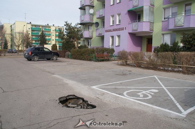 Interwencja Czytelnika: Gigantyczna dziura w nawierzchni parkingu przy Madalińskiego [06.03.2018] - zdjęcie #5 - eOstroleka.pl
