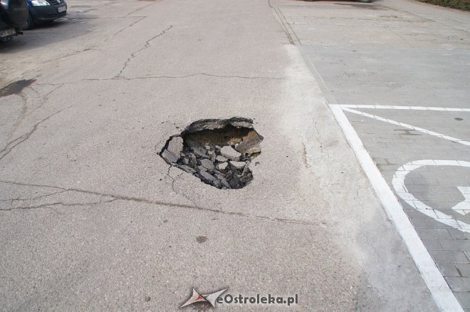 Interwencja Czytelnika: Gigantyczna dziura w nawierzchni parkingu przy Madalińskiego [06.03.2018] - zdjęcie #8 - eOstroleka.pl