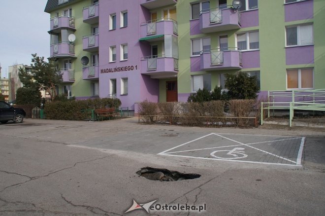 Interwencja Czytelnika: Gigantyczna dziura w nawierzchni parkingu przy Madalińskiego [06.03.2018] - zdjęcie #9 - eOstroleka.pl