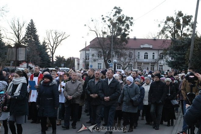Droga krzyżowa ulicami miasta - parafia Nawiedzenia NMP [27.03.2018] - zdjęcie #40 - eOstroleka.pl