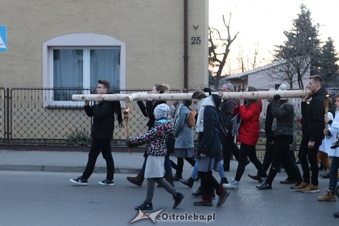 Droga krzyżowa ulicami miasta - parafia Nawiedzenia NMP [27.03.2018] - zdjęcie #11 - eOstroleka.pl