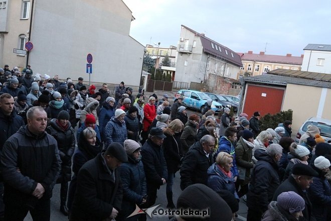Droga krzyżowa ulicami miasta - parafia Nawiedzenia NMP [27.03.2018] - zdjęcie #8 - eOstroleka.pl