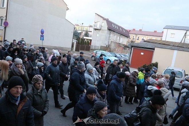 Droga krzyżowa ulicami miasta - parafia Nawiedzenia NMP [27.03.2018] - zdjęcie #5 - eOstroleka.pl