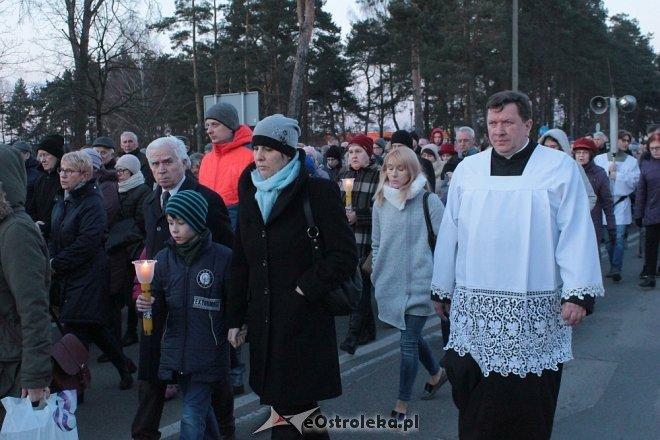 Droga Krzyżowa w parafii pw. Zbawiciela Świata w Ostrołęce [28,03.2018] - zdjęcie #45 - eOstroleka.pl