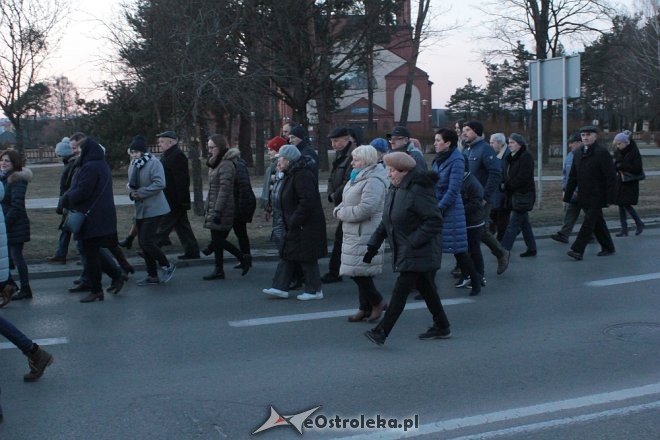 Droga Krzyżowa w parafii pw. Zbawiciela Świata w Ostrołęce [28,03.2018] - zdjęcie #70 - eOstroleka.pl