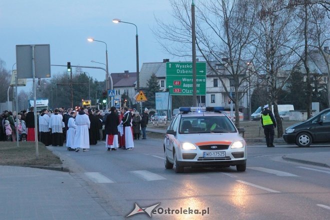 Droga Krzyżowa w parafii pw. Zbawiciela Świata w Ostrołęce [28,03.2018] - zdjęcie #66 - eOstroleka.pl