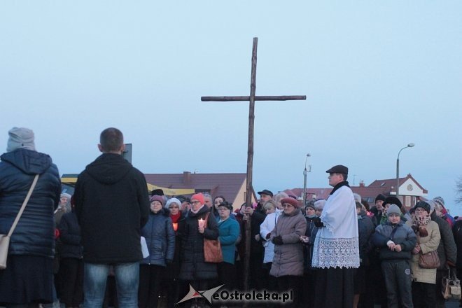 Droga Krzyżowa w parafii pw. Zbawiciela Świata w Ostrołęce [28,03.2018] - zdjęcie #70 - eOstroleka.pl