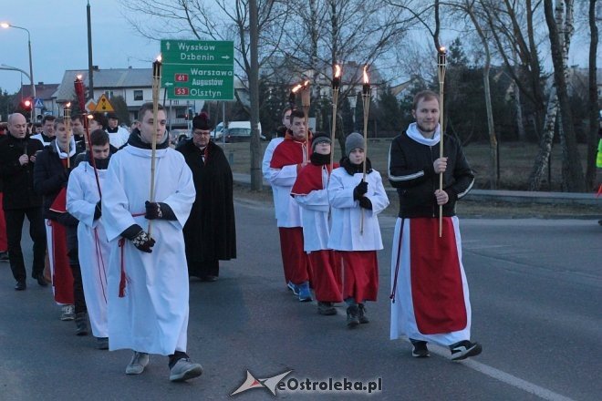 Droga Krzyżowa w parafii pw. Zbawiciela Świata w Ostrołęce [28,03.2018] - zdjęcie #73 - eOstroleka.pl
