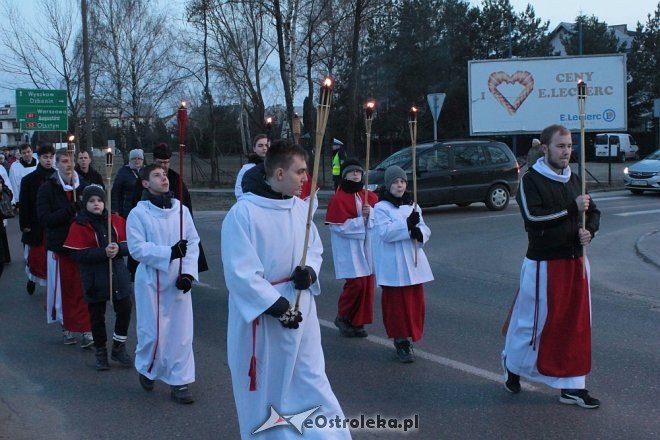 Droga Krzyżowa w parafii pw. Zbawiciela Świata w Ostrołęce [28,03.2018] - zdjęcie #74 - eOstroleka.pl