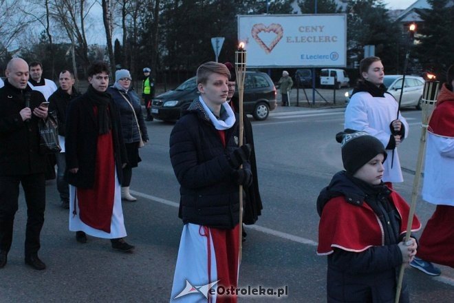 Droga Krzyżowa w parafii pw. Zbawiciela Świata w Ostrołęce [28,03.2018] - zdjęcie #77 - eOstroleka.pl