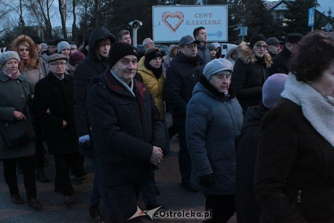 Droga Krzyżowa w parafii pw. Zbawiciela Świata w Ostrołęce [28,03.2018] - zdjęcie #37 - eOstroleka.pl