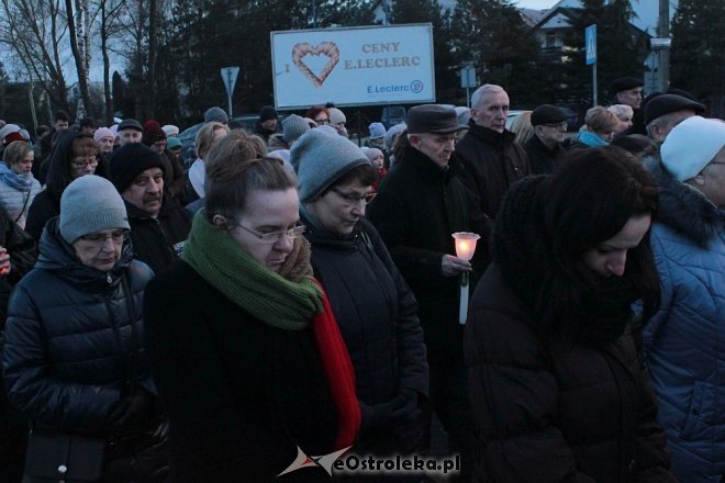 Droga Krzyżowa w parafii pw. Zbawiciela Świata w Ostrołęce [28,03.2018] - zdjęcie #32 - eOstroleka.pl