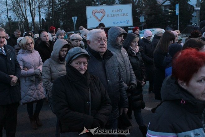 Droga Krzyżowa w parafii pw. Zbawiciela Świata w Ostrołęce [28,03.2018] - zdjęcie #28 - eOstroleka.pl