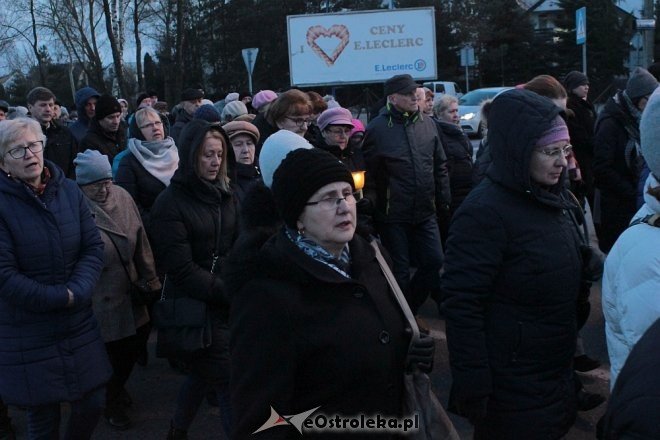 Droga Krzyżowa w parafii pw. Zbawiciela Świata w Ostrołęce [28,03.2018] - zdjęcie #24 - eOstroleka.pl