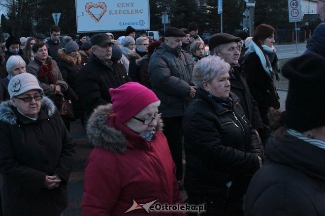 Droga Krzyżowa w parafii pw. Zbawiciela Świata w Ostrołęce [28,03.2018] - zdjęcie #19 - eOstroleka.pl
