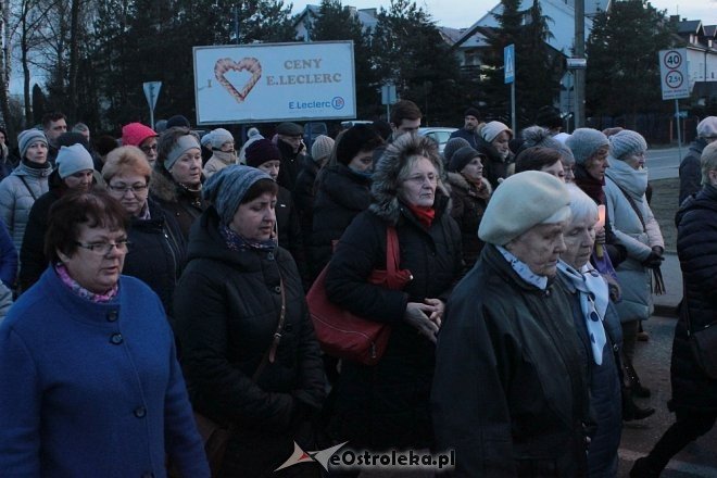 Droga Krzyżowa w parafii pw. Zbawiciela Świata w Ostrołęce [28,03.2018] - zdjęcie #16 - eOstroleka.pl