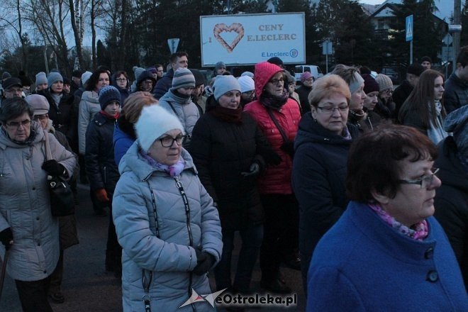 Droga Krzyżowa w parafii pw. Zbawiciela Świata w Ostrołęce [28,03.2018] - zdjęcie #15 - eOstroleka.pl