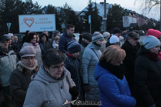 Droga Krzyżowa w parafii pw. Zbawiciela Świata w Ostrołęce [28,03.2018] - zdjęcie #13 - eOstroleka.pl