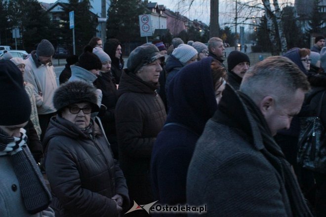 Droga Krzyżowa w parafii pw. Zbawiciela Świata w Ostrołęce [28,03.2018] - zdjęcie #10 - eOstroleka.pl