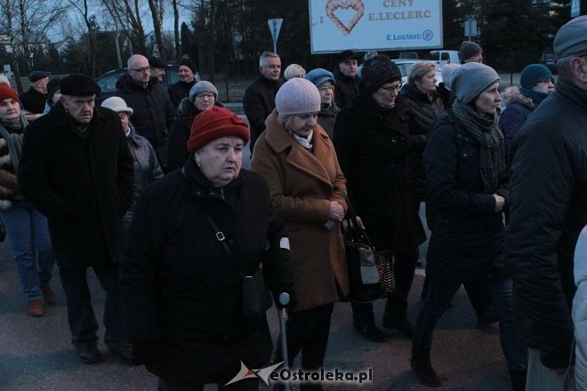 Droga Krzyżowa w parafii pw. Zbawiciela Świata w Ostrołęce [28,03.2018] - zdjęcie #7 - eOstroleka.pl