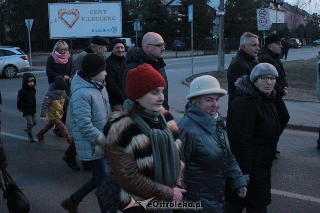 Droga Krzyżowa w parafii pw. Zbawiciela Świata w Ostrołęce [28,03.2018] - zdjęcie #4 - eOstroleka.pl