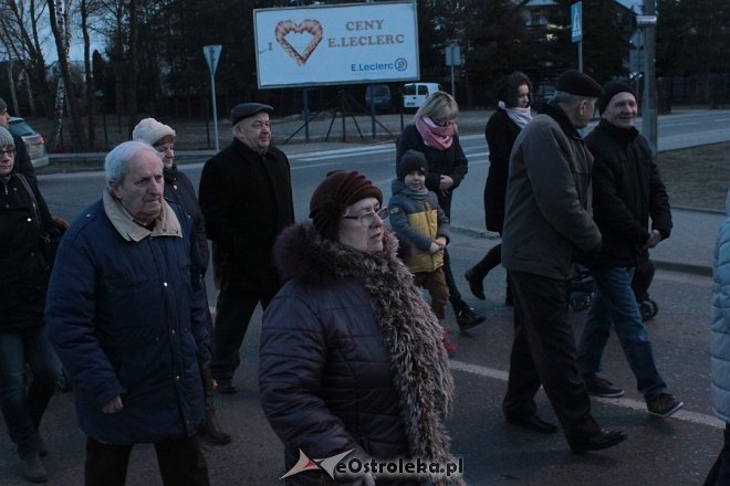 Droga Krzyżowa w parafii pw. Zbawiciela Świata w Ostrołęce [28,03.2018] - zdjęcie #3 - eOstroleka.pl