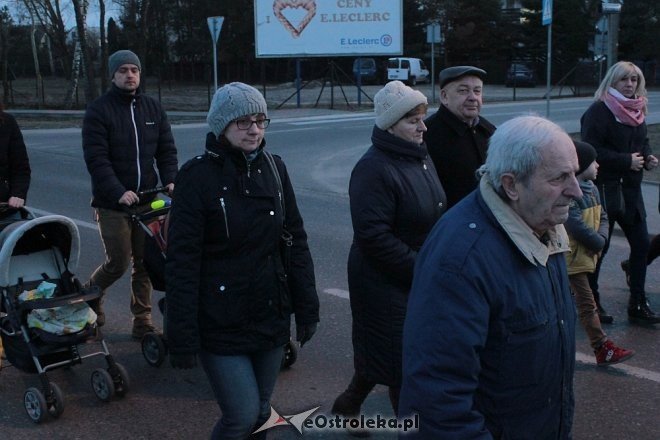 Droga Krzyżowa w parafii pw. Zbawiciela Świata w Ostrołęce [28,03.2018] - zdjęcie #2 - eOstroleka.pl