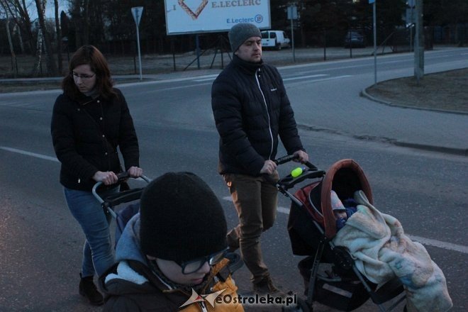 Droga Krzyżowa w parafii pw. Zbawiciela Świata w Ostrołęce [28,03.2018] - zdjęcie #1 - eOstroleka.pl