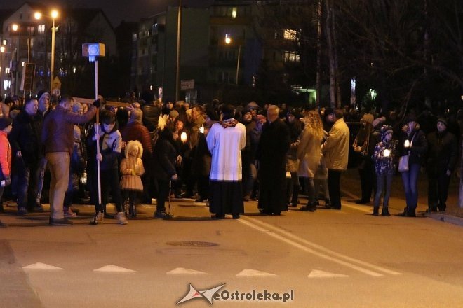 Droga Krzyżowa ulicami miasta [30.03.2018] - zdjęcie #15 - eOstroleka.pl
