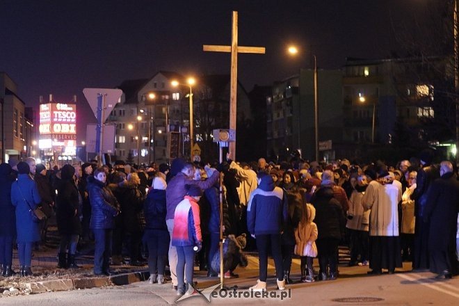 Droga Krzyżowa ulicami miasta [30.03.2018] - zdjęcie #16 - eOstroleka.pl