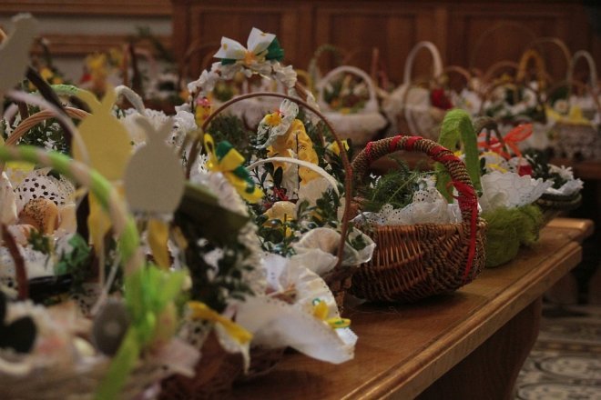 Wielka Sobota i święcenie wielkanocnych koszyczków w ostrołęckich parafiach [31.03.2018] - zdjęcie #74 - eOstroleka.pl