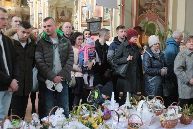 Wielka Sobota i święcenie wielkanocnych koszyczków w ostrołęckich parafiach [31.03.2018] - zdjęcie #68 - eOstroleka.pl