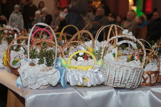 Wielka Sobota i święcenie wielkanocnych koszyczków w ostrołęckich parafiach [31.03.2018] - zdjęcie #50 - eOstroleka.pl