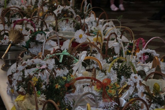 Wielka Sobota i święcenie wielkanocnych koszyczków w ostrołęckich parafiach [31.03.2018] - zdjęcie #43 - eOstroleka.pl