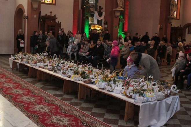 Wielka Sobota i święcenie wielkanocnych koszyczków w ostrołęckich parafiach [31.03.2018] - zdjęcie #40 - eOstroleka.pl