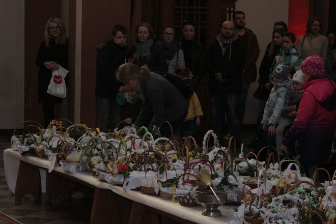 Wielka Sobota i święcenie wielkanocnych koszyczków w ostrołęckich parafiach [31.03.2018] - zdjęcie #82 - eOstroleka.pl