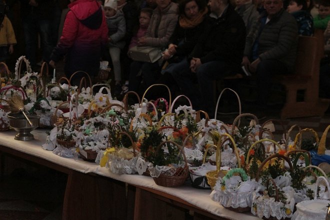 Wielka Sobota i święcenie wielkanocnych koszyczków w ostrołęckich parafiach [31.03.2018] - zdjęcie #38 - eOstroleka.pl